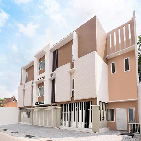Hotel OYO Life 2801 SARI PANGURIPAN Kejayan Exterior foto